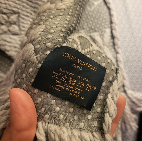 Louis vuitton monogram scarf  AUTHENTIC - Picture 3 of 3